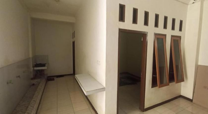 Spot On 93385 Penginapan Hj Lilis 2 Syariah Hotel Sukabumi Exterior photo